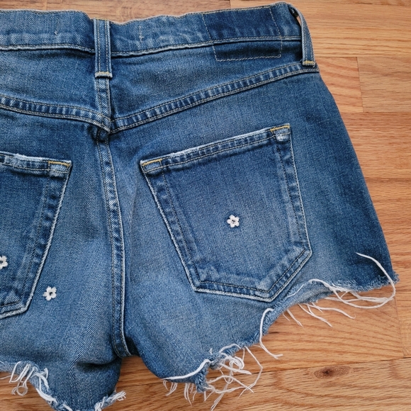 Amo Daisy Cut Off Shorts - Picture 5 of 8